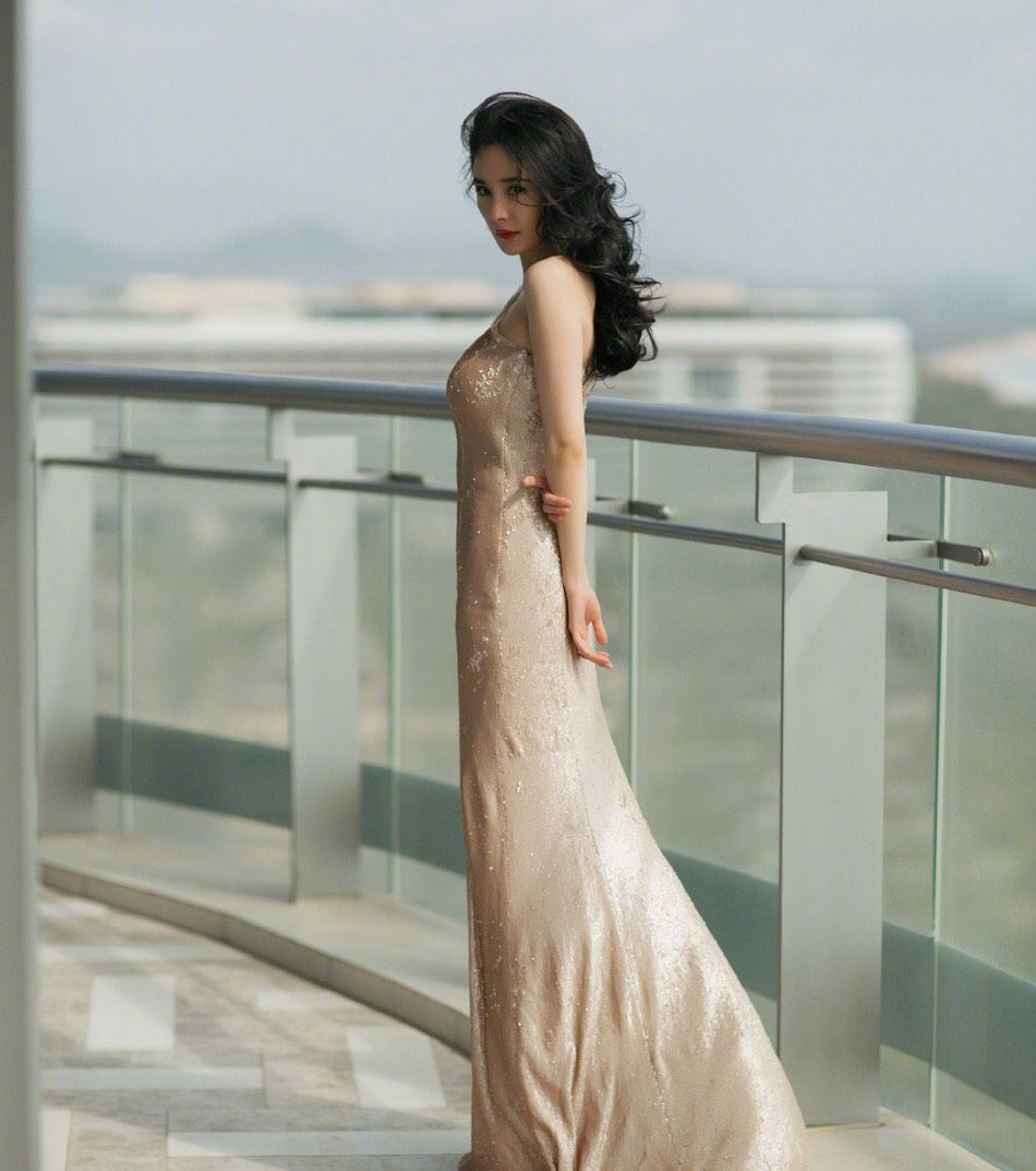 杨幂卷发香槟色,亮片修身礼服尽展优雅魅力