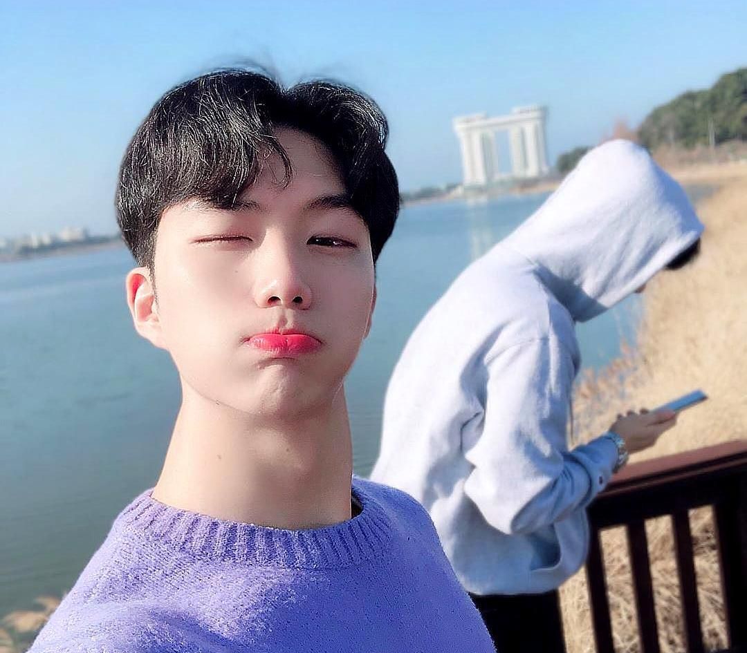 嘟嘴卖萌的鲜肉真是肤白颜高滤镜下的他更有精瘦且精致的肌肉