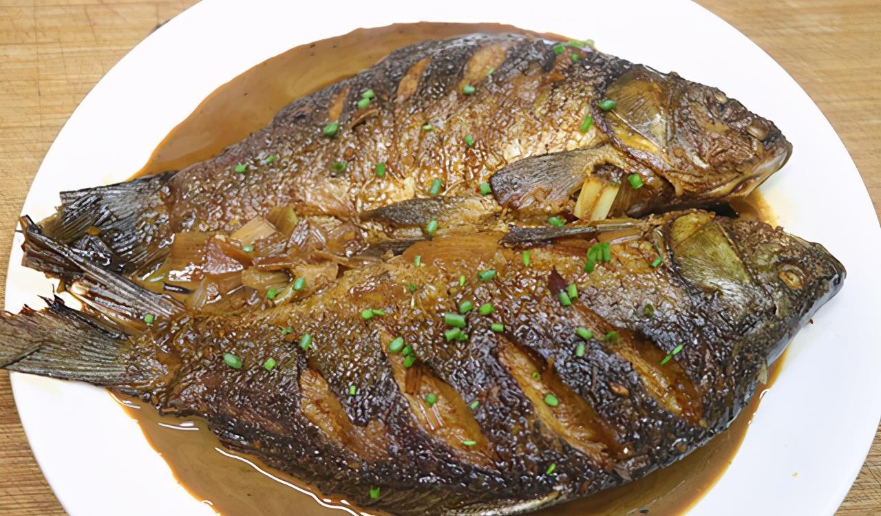传统家常菜红烧鲫鱼,记住2个技巧,煎鱼不粘锅不破皮,好吃不腥