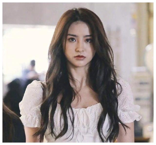金子涵机场照生图显胖,照片放大三倍后,却发现美丽的误会
