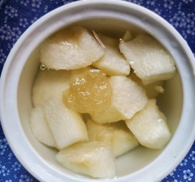 冰糖炖雪梨滋阴润肺甜甜的很好喝