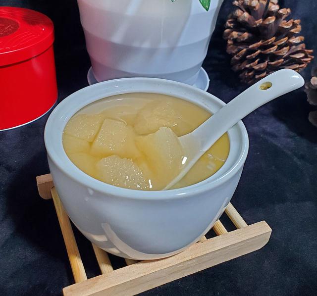 冰糖炖雪梨滋阴润肺甜甜的很好喝