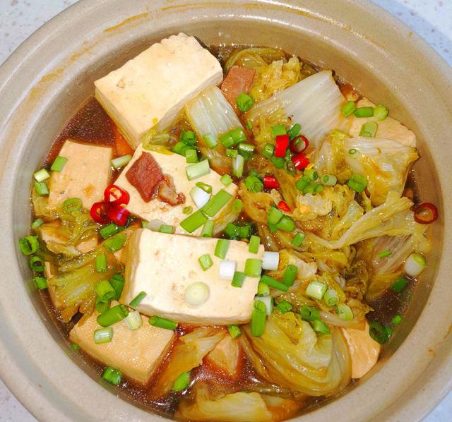 白菜腊肉豆腐煲,超级入味又下饭