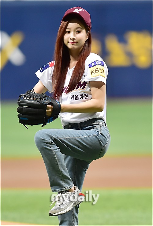 韩国女歌手许率智担任职业棒球比赛开球嘉宾