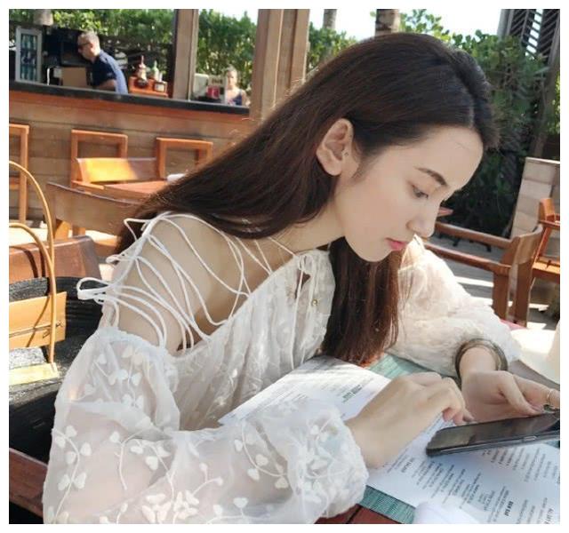 自带贵气的董花花露面,张大奕不爽晒旧照,笑容灿烂卖萌装嫩!