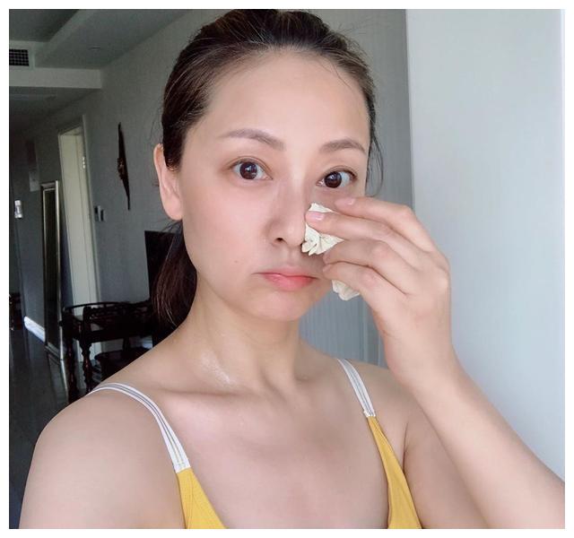 张卫健46岁妻子张茜素颜近照曝光逆龄生长宛如少女安心做富太