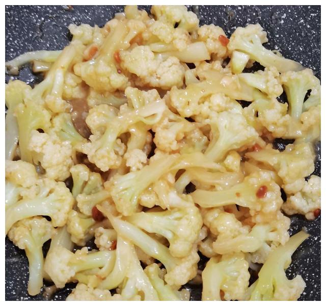 蒜蓉花菜,做起来简单,蒜香浓郁,口感不错,而且下饭