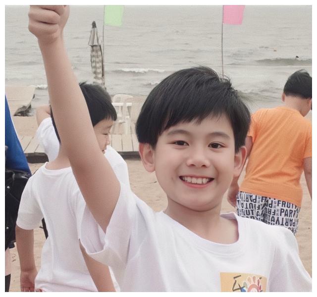 而在《棋魂》播出没多久,网友们就翻出了胡先煦小时候的照片,纷纷感叹