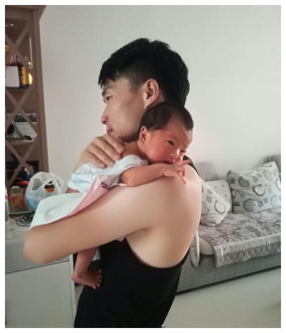 "宝妈抱娃"的小动作火了,只有当过妈妈的人,才能感同身受