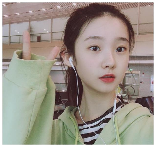 张艺凡公演终于不再穿芭蕾舞裙,看到她的新造型后,甜到牙疼