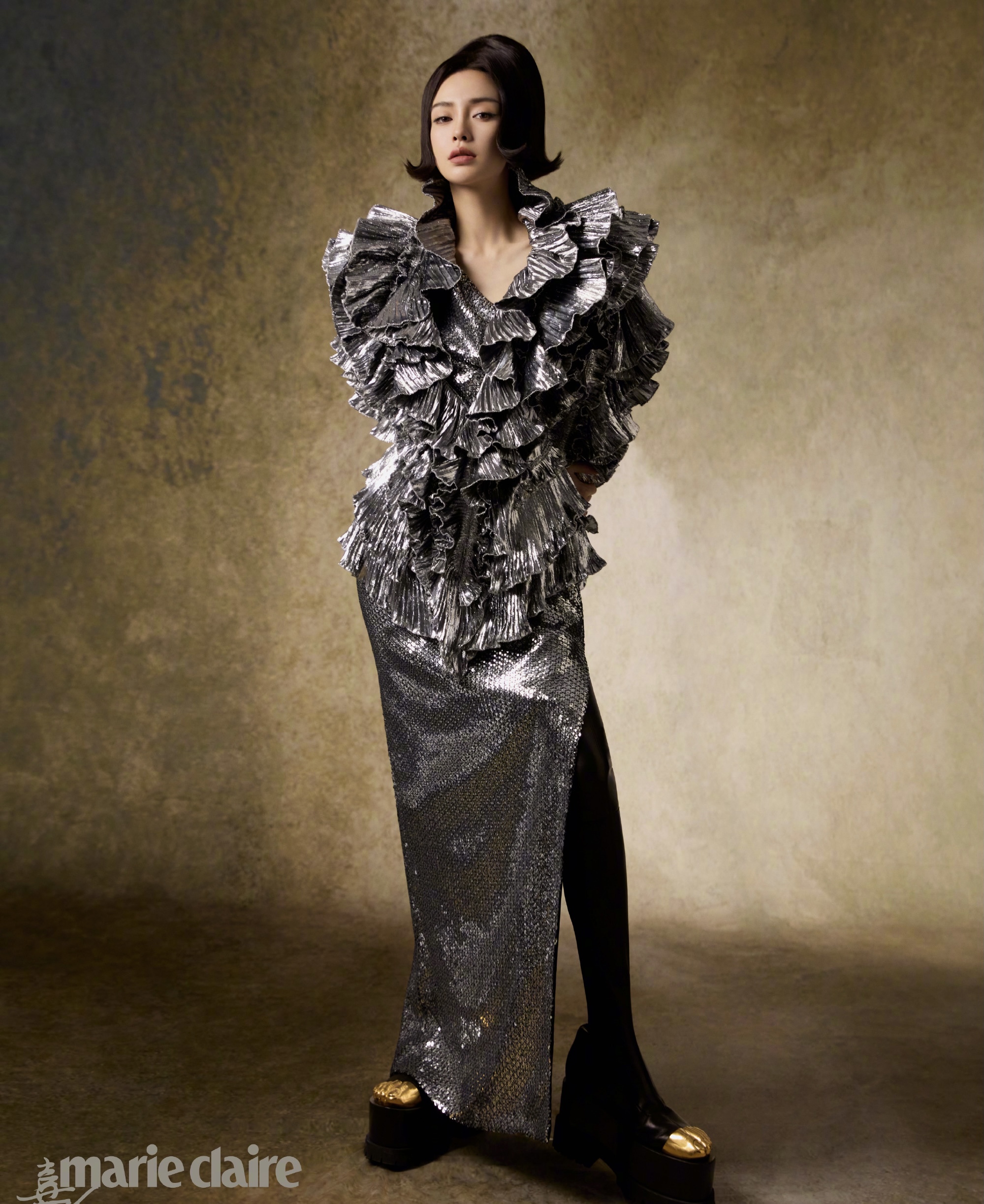 angelababy复古写真绝了金色纱裙秀九头身制服造型十足英气