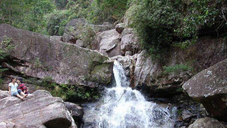 十万大山寻幽揽胜魔石谷