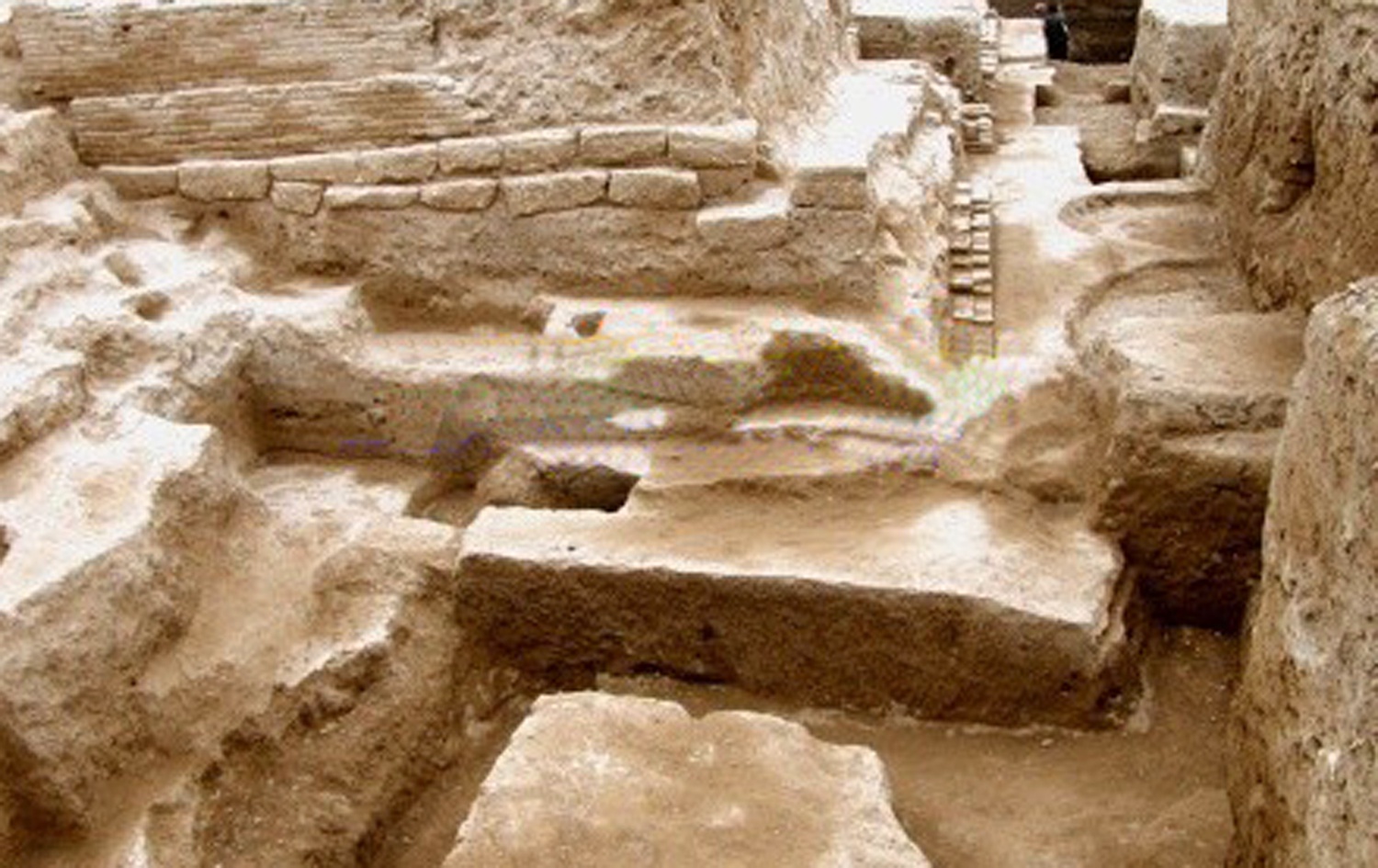 龙山之西"建都为"龙城",中国北方十六国时期前燕,后燕,北燕均曾定都