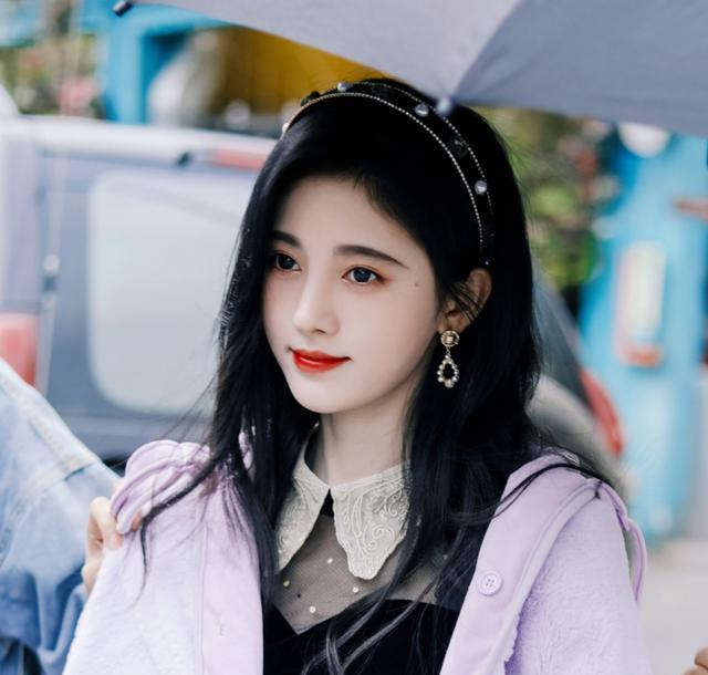 鞠婧祎圣诞晒照,头戴小鹿角妆容精致,鼻子是全脸之光