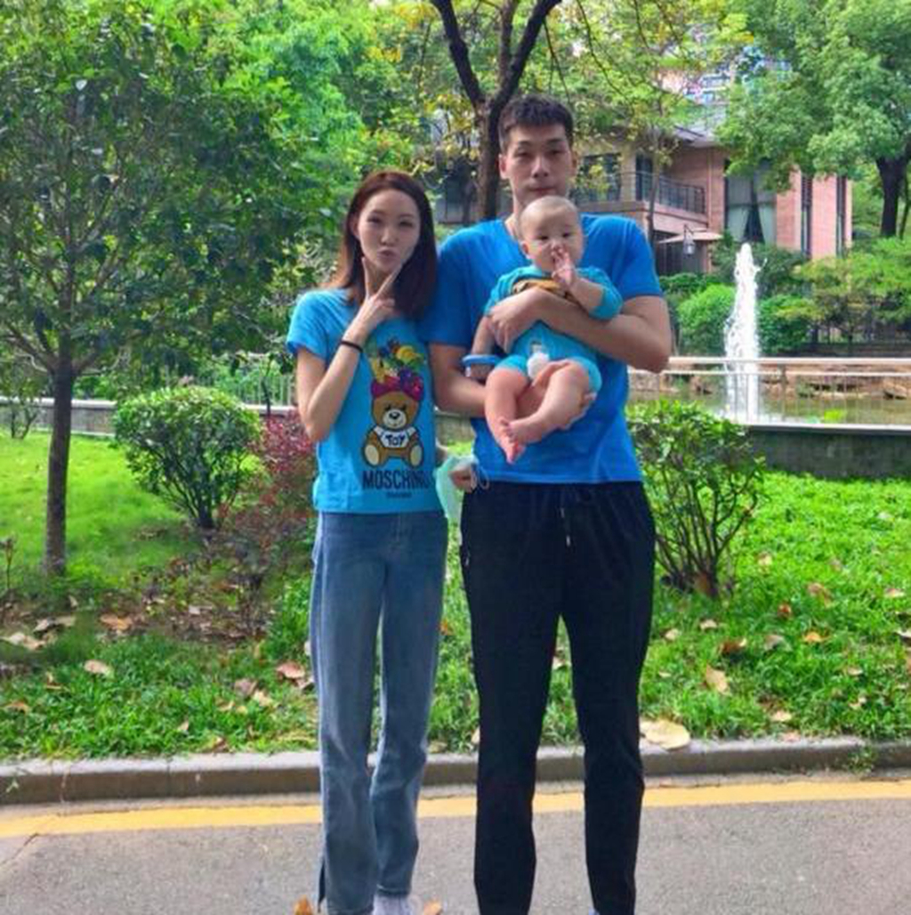 30岁国手深受杜锋信任!在球场上以"稳"著称,和妻子有夫妻相