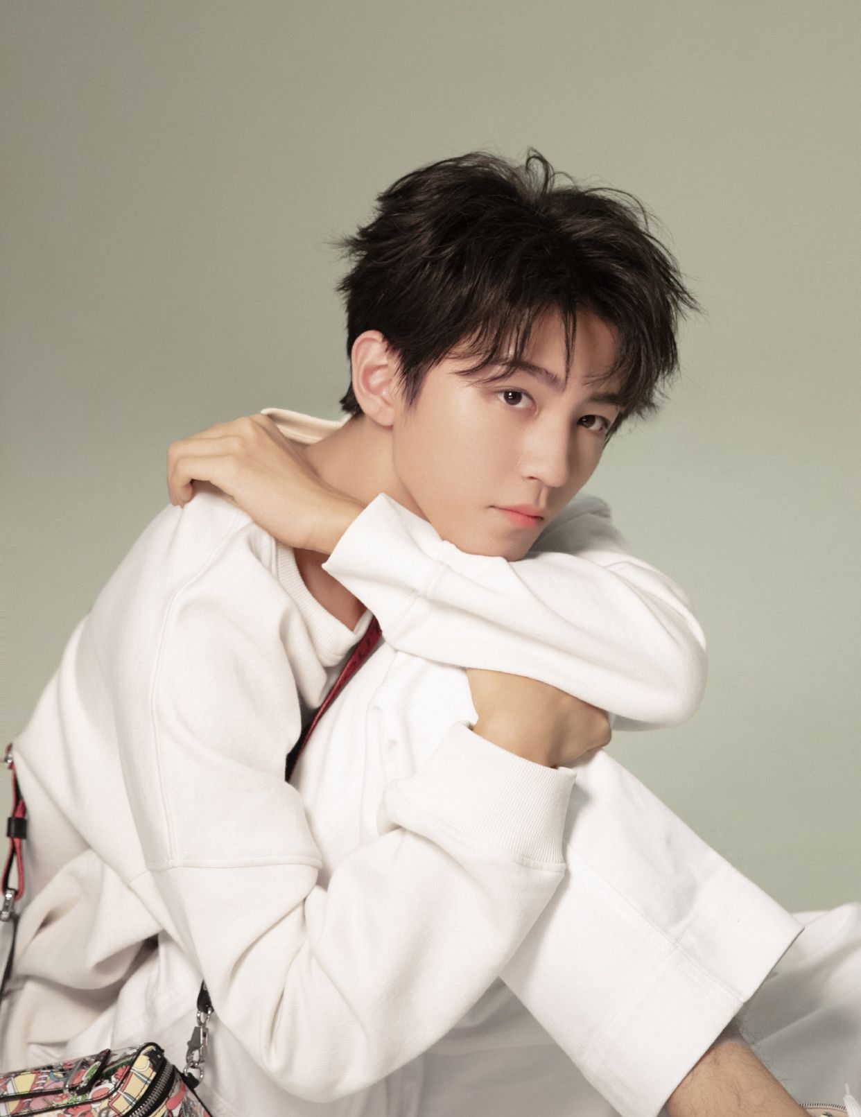 王俊凯最新大片,露肩秀锁骨,简直不要太撩!