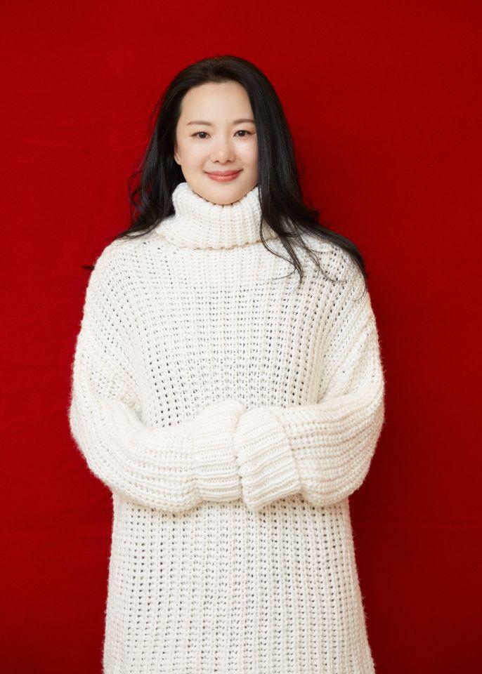 咏梅优雅的骨子里,拼接黑白色长裙减龄高级,50岁丝毫不见老