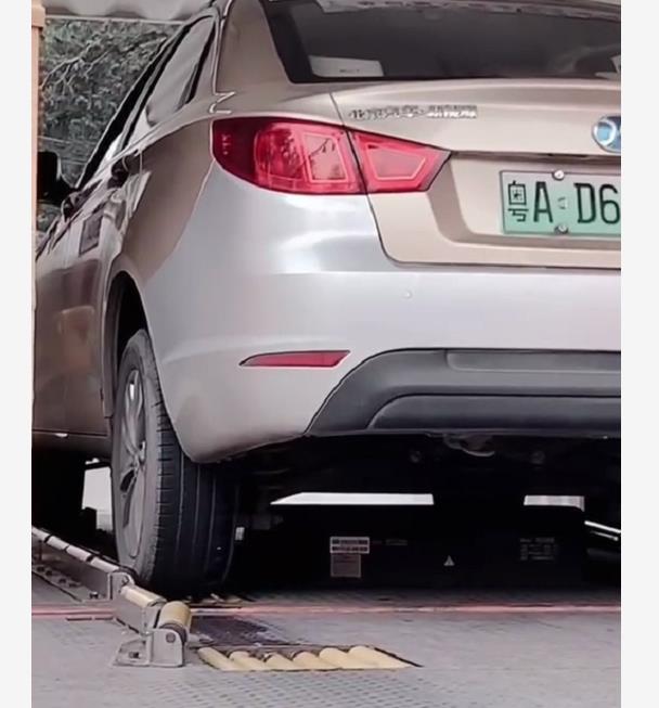 男子发明“极品”停车位，只能停新能源汽车，燃油车进不来休闲区蓝鸢梦想 - Www.slyday.coM