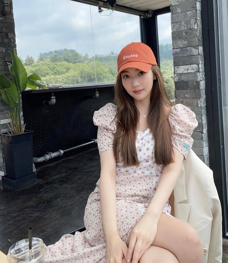 朴敏英分享全新私服照白皙蜜大腿全曝光