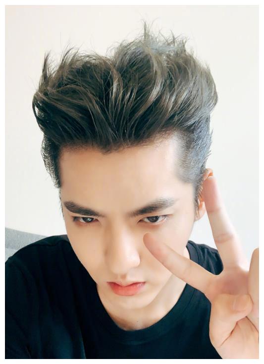 "潮流教主"吴亦凡,穿灰色涂鸦套装配棕色卷短发,时尚感爆棚