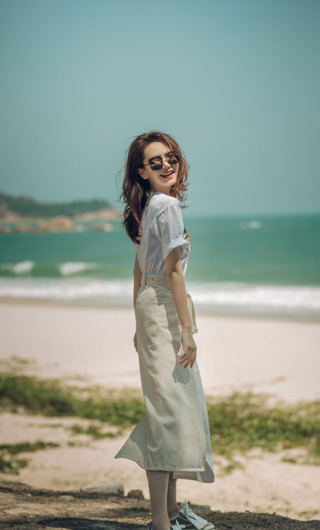 戚薇晒海边度假照,t恤配半身裙简约又高级,棕色卷发减龄又时髦