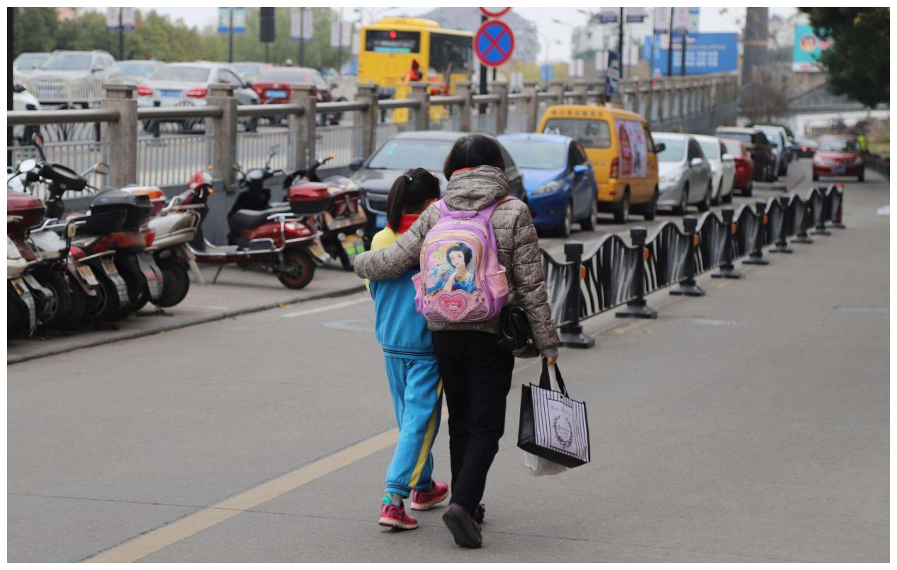 幼儿园老师帮孩子换裤子，掉出来的东西让她心酸，园长：请退学休闲区蓝鸢梦想 - Www.slyday.coM