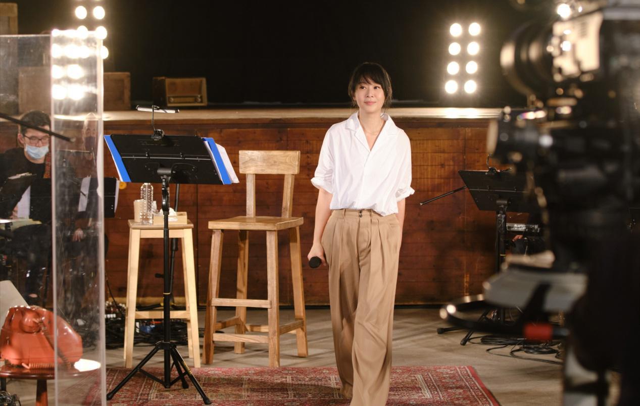 刘若英白衬衫搭长裤线上开唱,奶茶气质依旧,51岁还是少女模样