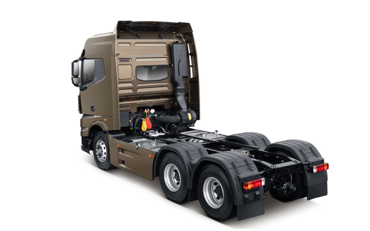 吉利首款重卡车型全面来袭搭1254升直列六缸引擎配空气悬挂