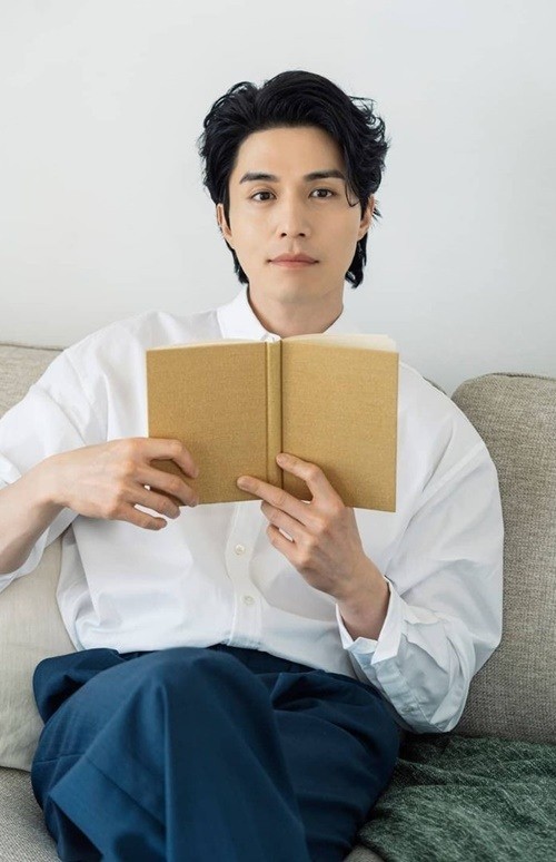 韩国艺人李栋旭未公开杂志写真首次曝光