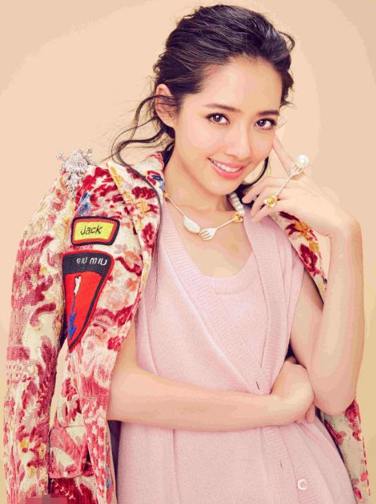 是这个舞台给了郭碧晨远大前程,成为冠军后,郭碧晨