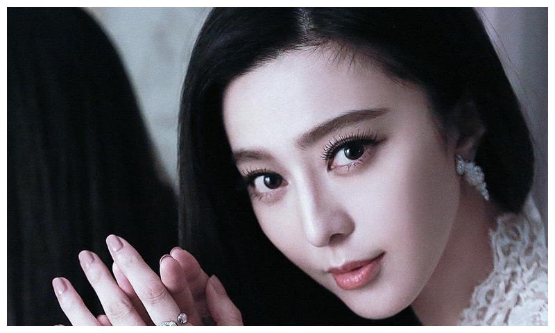 范冰冰深夜晒自拍手上大钻戒寓意太深网友你仔细品