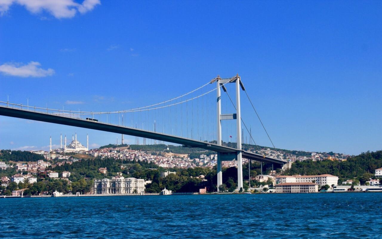 大桥横跨博斯普鲁斯海峡,连接伊斯坦布尔的东西城市,连接欧亚大陆