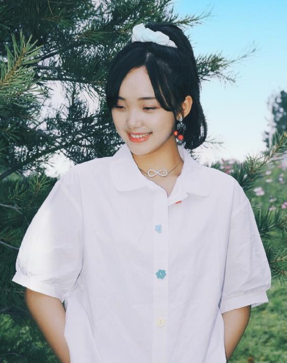 吕小雨终于穿短裤了露腿后堪比法国法棍小孩子都没法相比