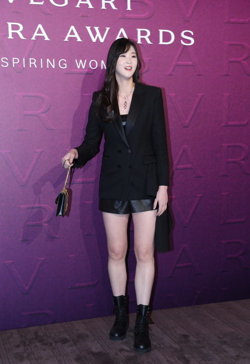 前中国女排冠军队长惠若琪出席时尚活动,一袭黑衣亮相显优雅气质