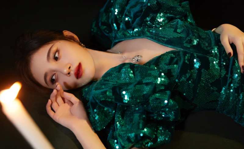 鞠婧祎墨绿色鱼尾裙出席微博之夜太美了