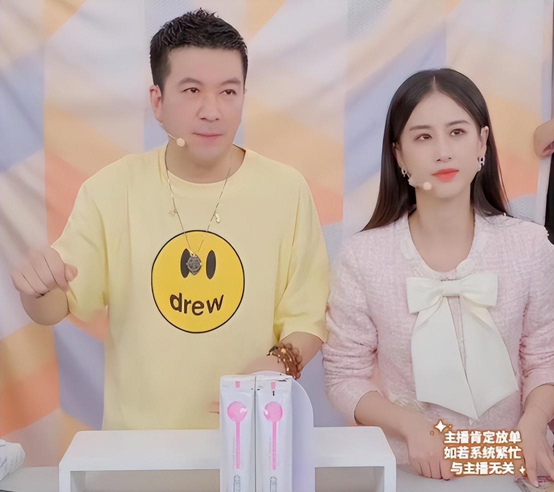 真离了?杨子黄圣依直播气氛尴尬,婚戒消失,女方强颜欢笑很心酸