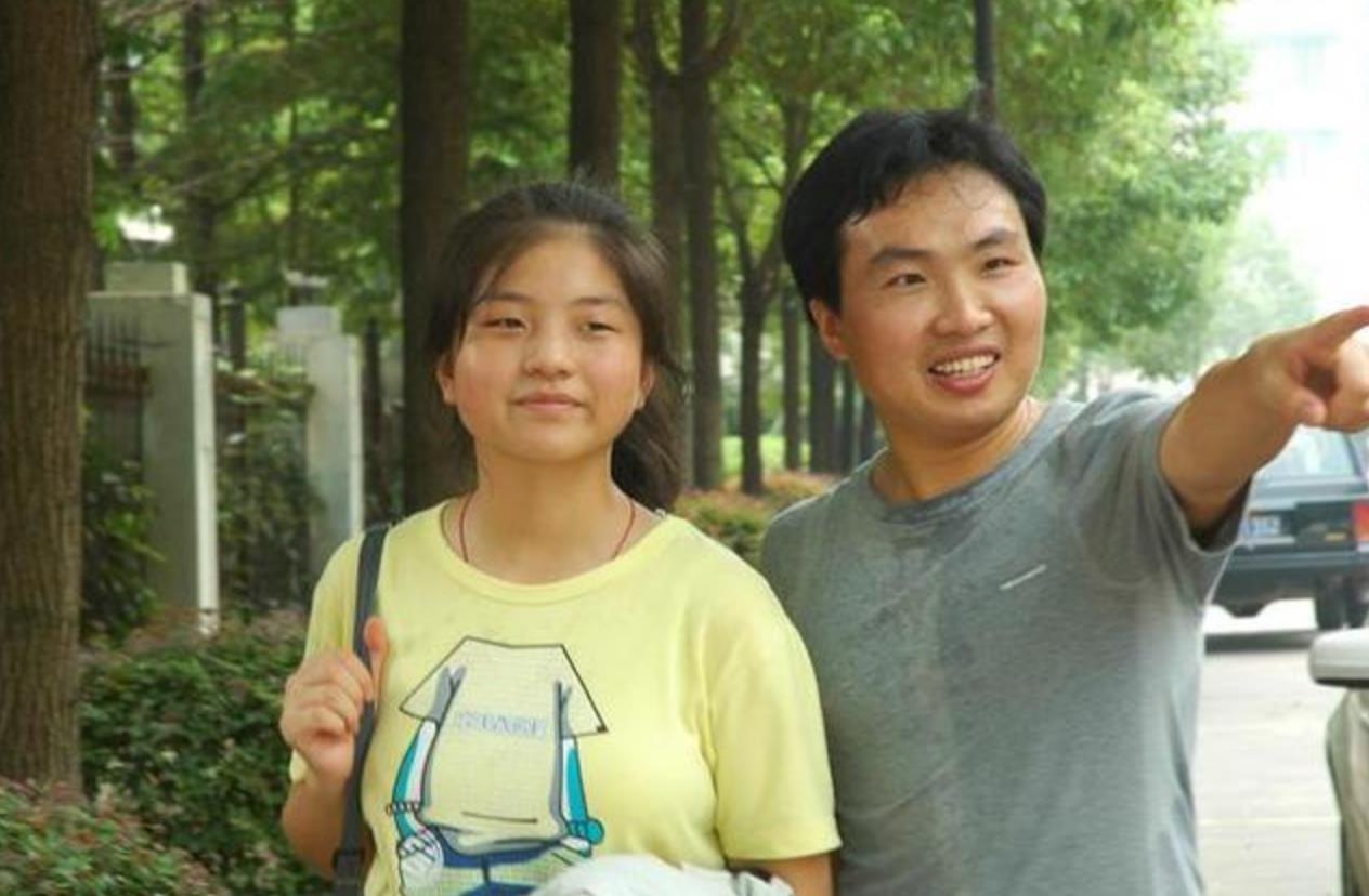 15年前,那位"带妹妹读大专"感动中国的洪战辉,近况如何?