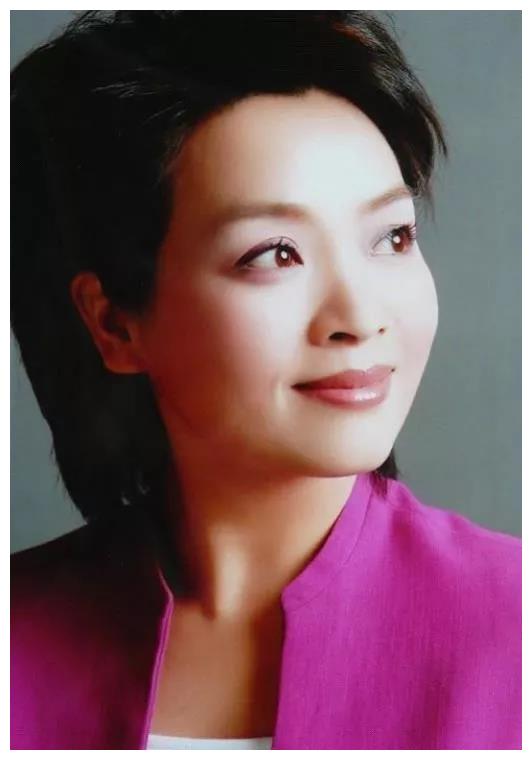 央视主持人章伟秋出身于绘画世家结婚多年夫妻恩爱生活幸福