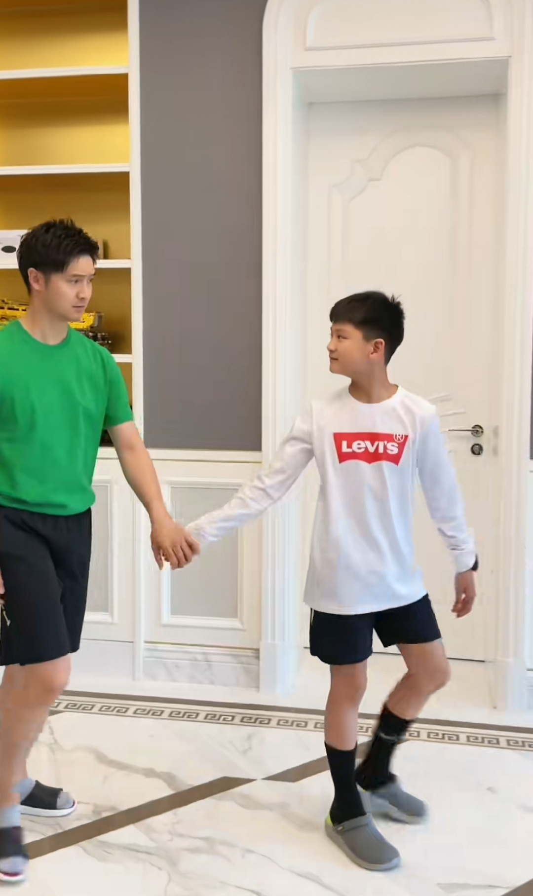田亮晒与儿子日常儿子模样帅气像爸爸父子俩搞笑互动太有趣