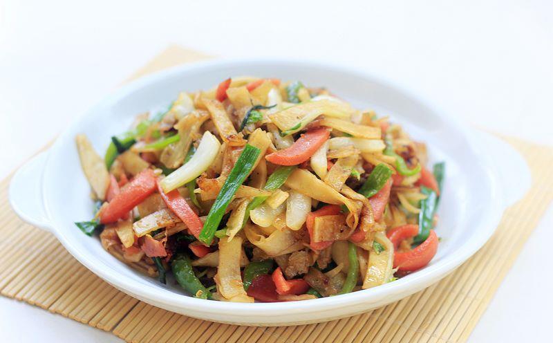 这次的《火腿炒饼》,就是早餐剩下的两个, 我一个人在家,午餐就把它炒