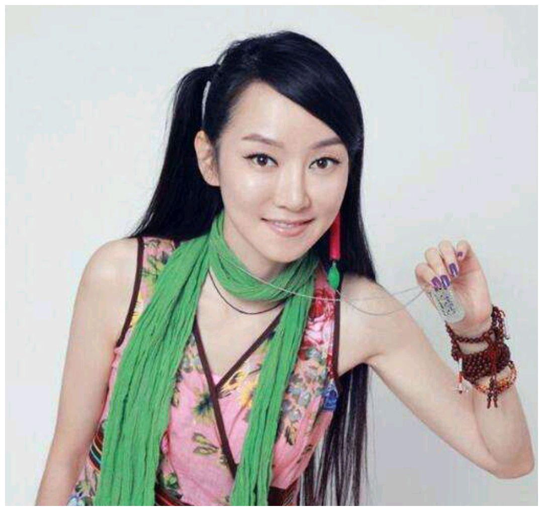 萨顶顶罕见素颜遭表扬早这身打扮早就火了