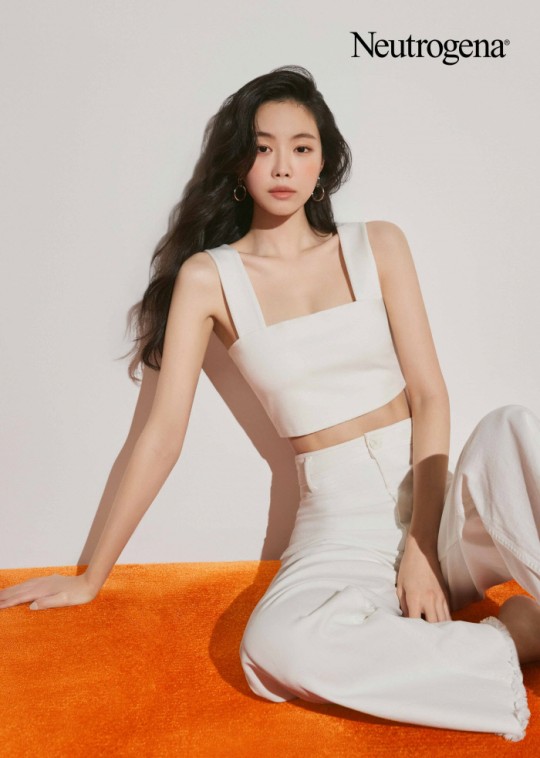 apink成员孙娜恩杂志写真少女娇俏灵动十足