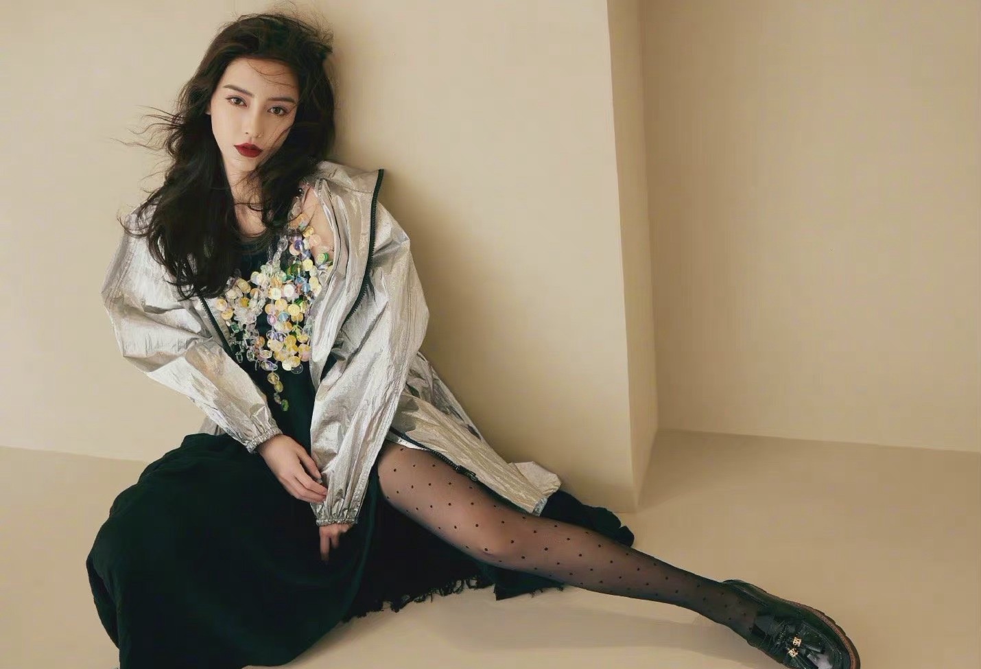 angelababy复古写真绝了,穿斑点丝袜秀大长腿,网友:气质太绝了