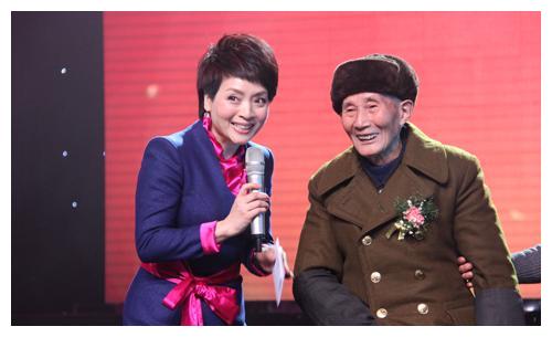 央视主持人章伟秋出身于绘画世家结婚多年夫妻恩爱生活幸福