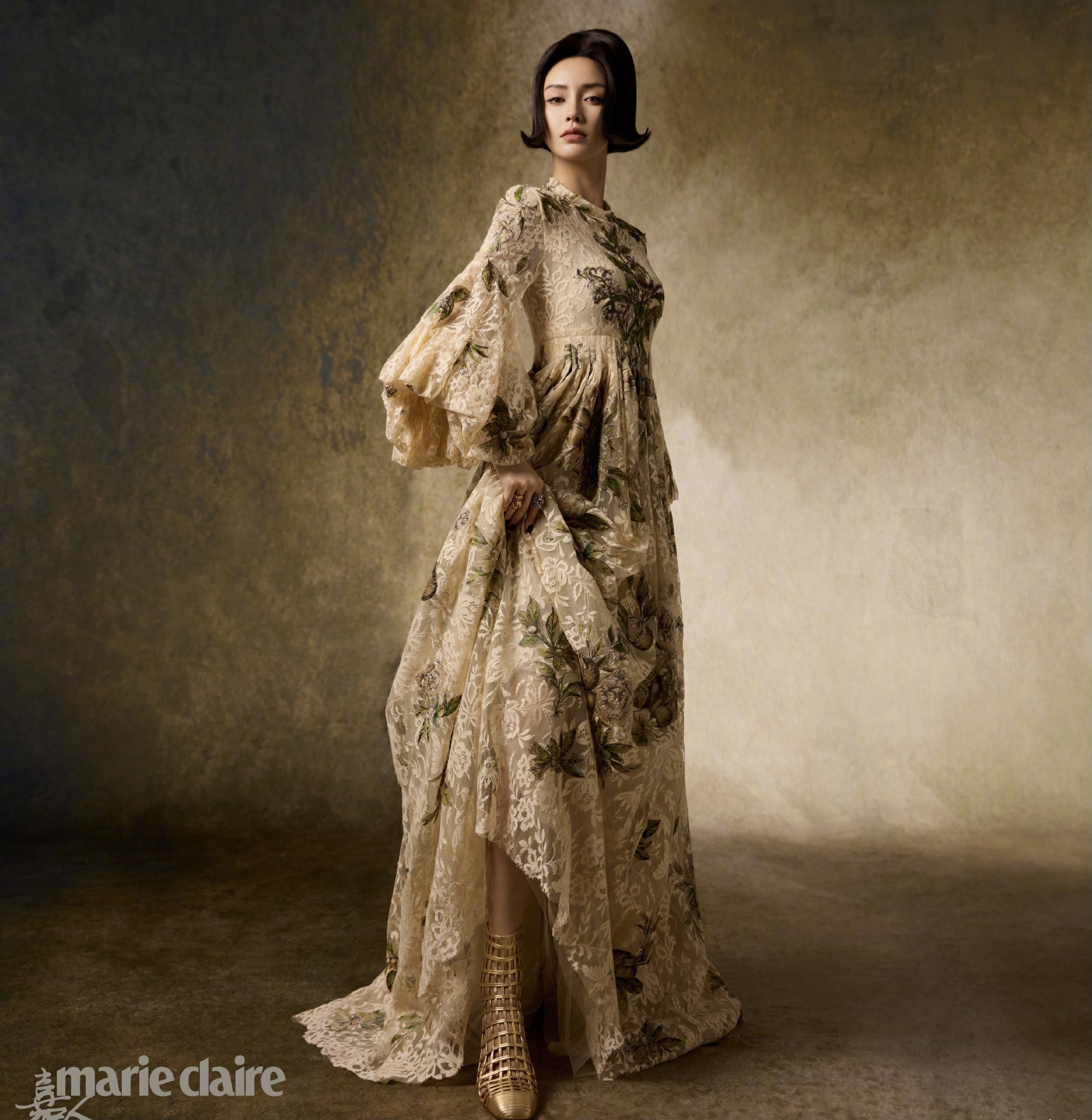 angelababy复古写真绝了,金色纱裙秀九头身,制服造型十足英气|理想