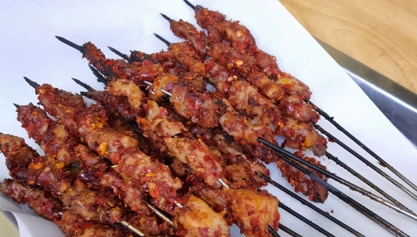 兰州这家生意火爆的烤肉店中午才开始营业顾客提前就排起长队