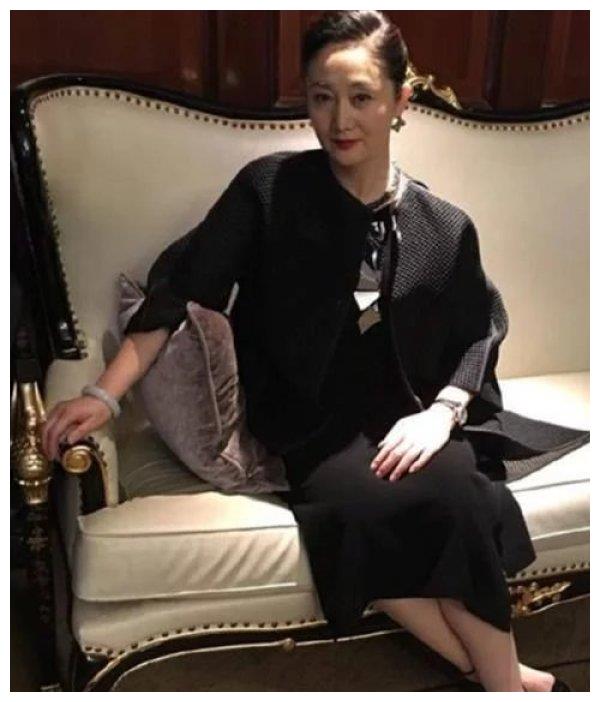 53岁令妃赵丽娟现状,真人比电视上还美,老公身份更是不简单!