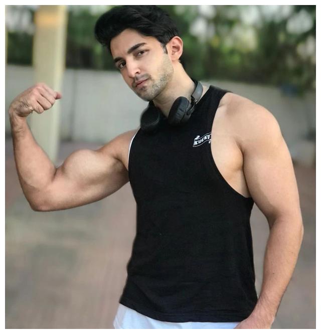 印度男明星发自己的儿时丑照胖子都是潜力股啊