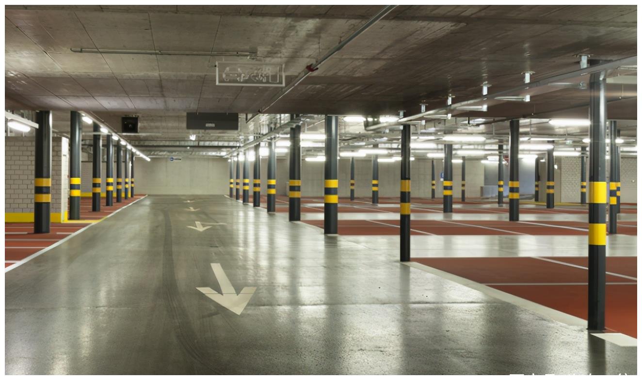 车位不选地下停车场的天花板上有很多管道,比如使用久了的空调通风