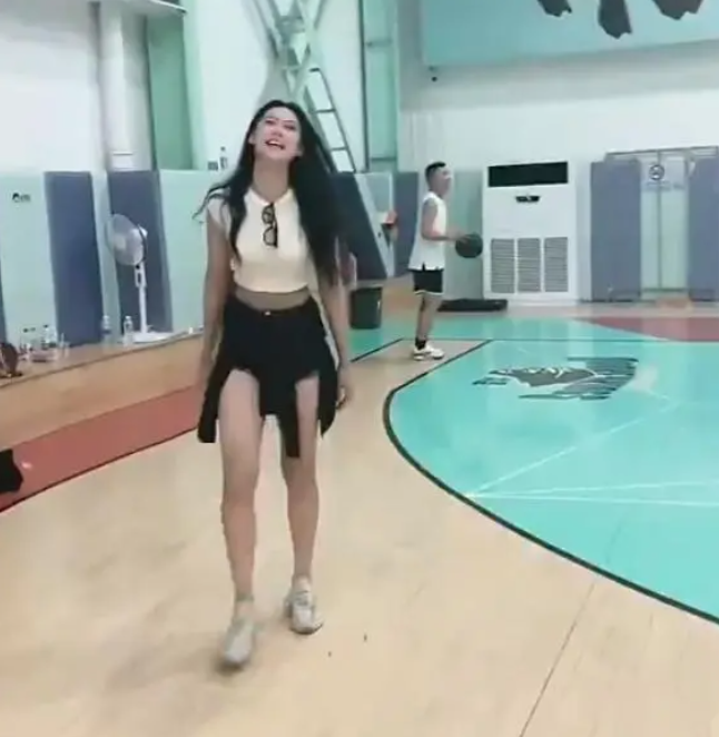 女篮颜值担当现身球馆，一双筷子大长腿成亮点！李梦只能甘拜下风|卓识|女篮|球馆|女性|筷子_新浪新闻